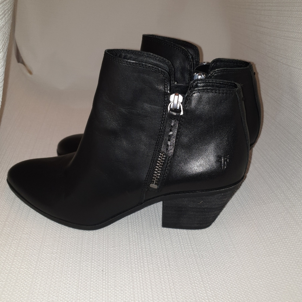 Frye Judith Zip bootie boots size 7